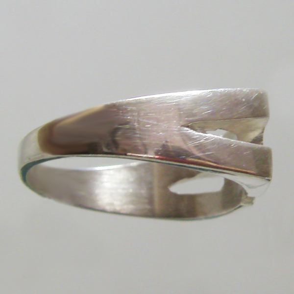 (r1136)Anillo de plata con forma de X.